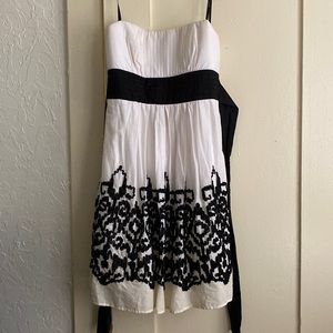 Large strapless black and white strapless